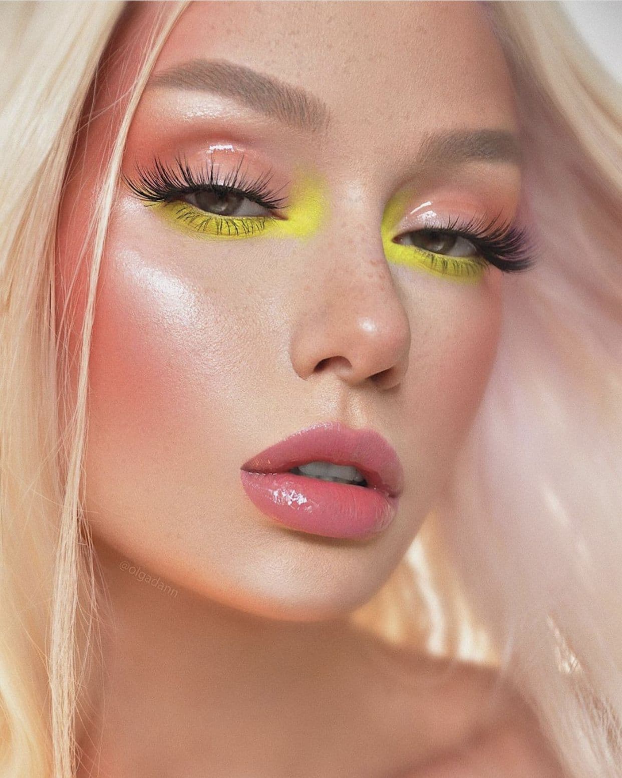 18 Glossy Makeup Ideas For The Glow Addicts