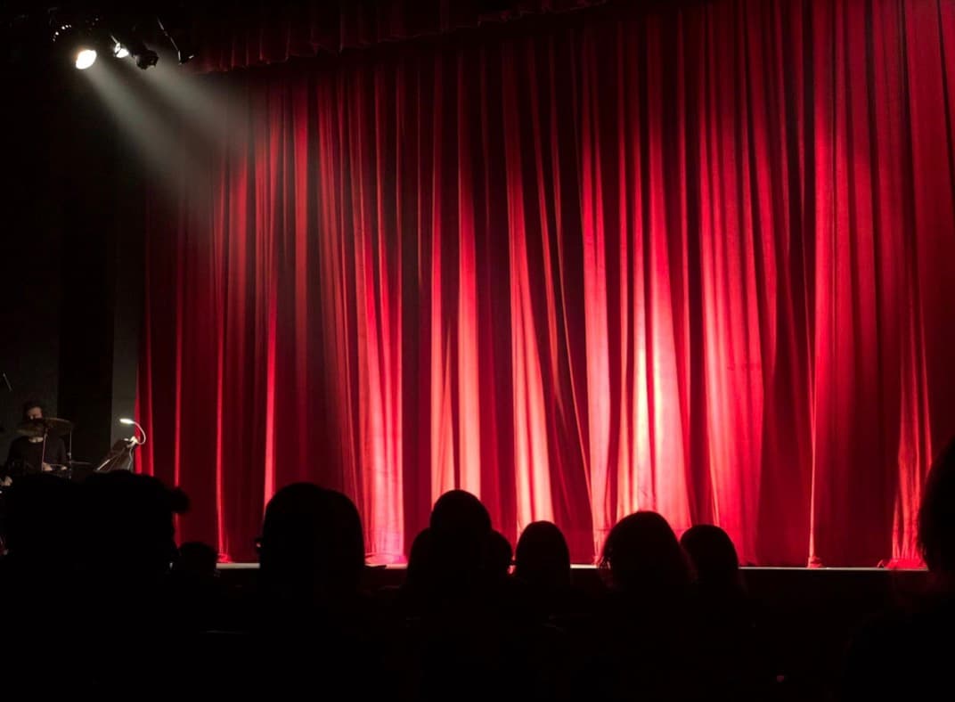 All You Need To Know About The Comedy Barn In Pigeon Forge