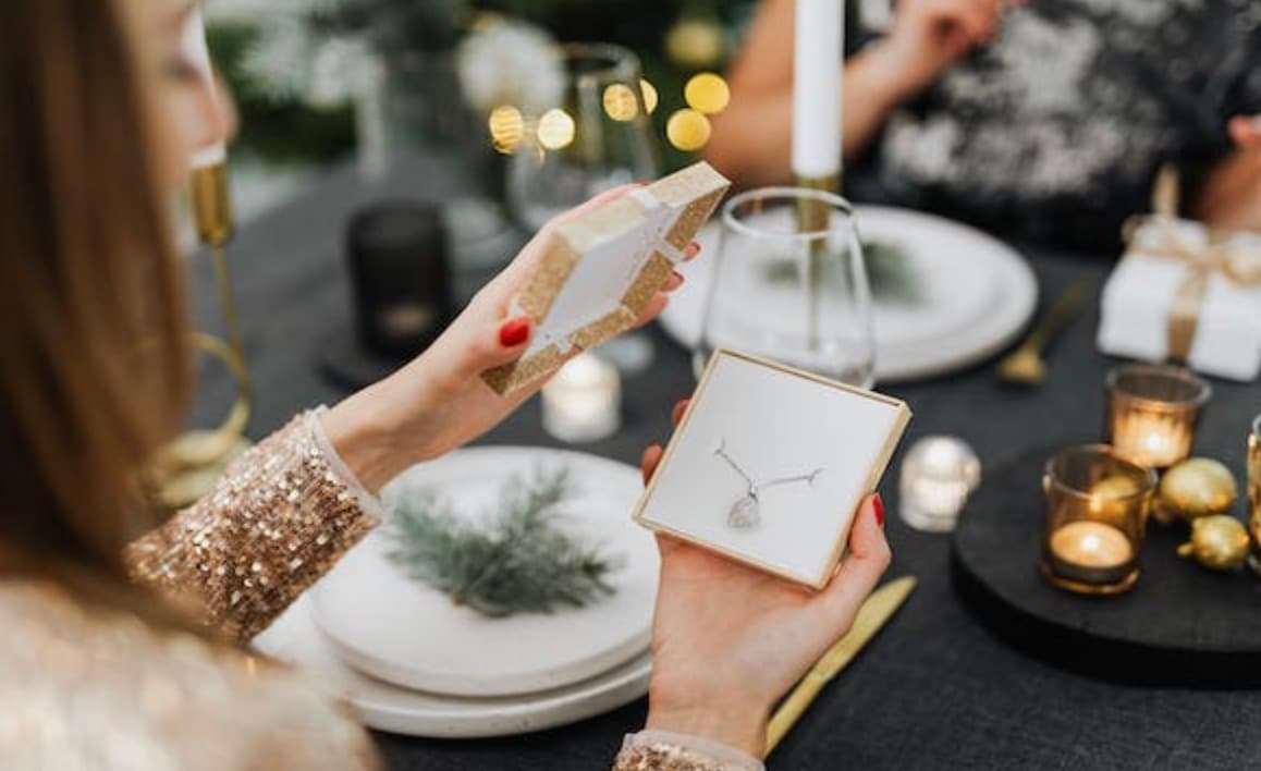 Why Jewellery is a Perfect Anniversary Gift