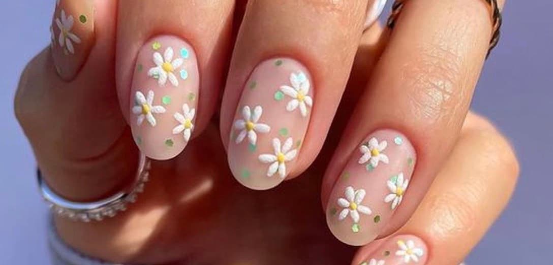 Creative and Elegant Daisy-Inspired Nail Art Designs for a Fresh and Playful Look