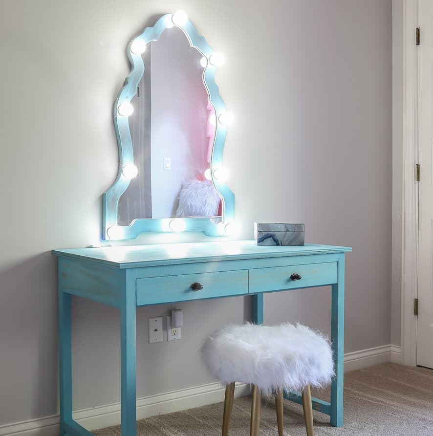 15 Charming DIY Makeup Vanity Designs