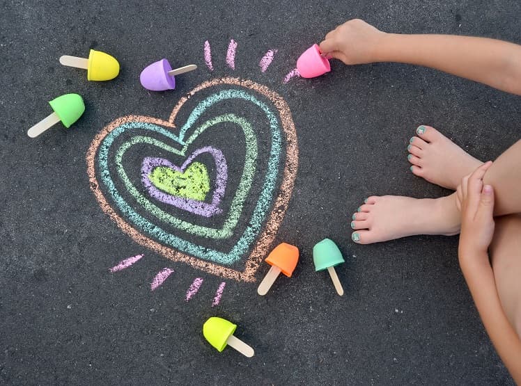 15 Ways To DIY Chalk For Artsy Summer Fun