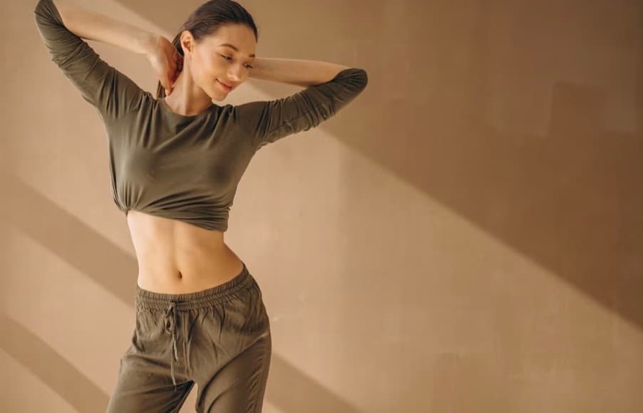 How to Dress to Look Slimmer: 12 Ultimate Tips that Work