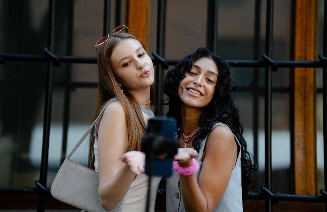 7 Styling Ideas for Dynamic Duos—How to Match Dresses and Accessories With Your Best Friend