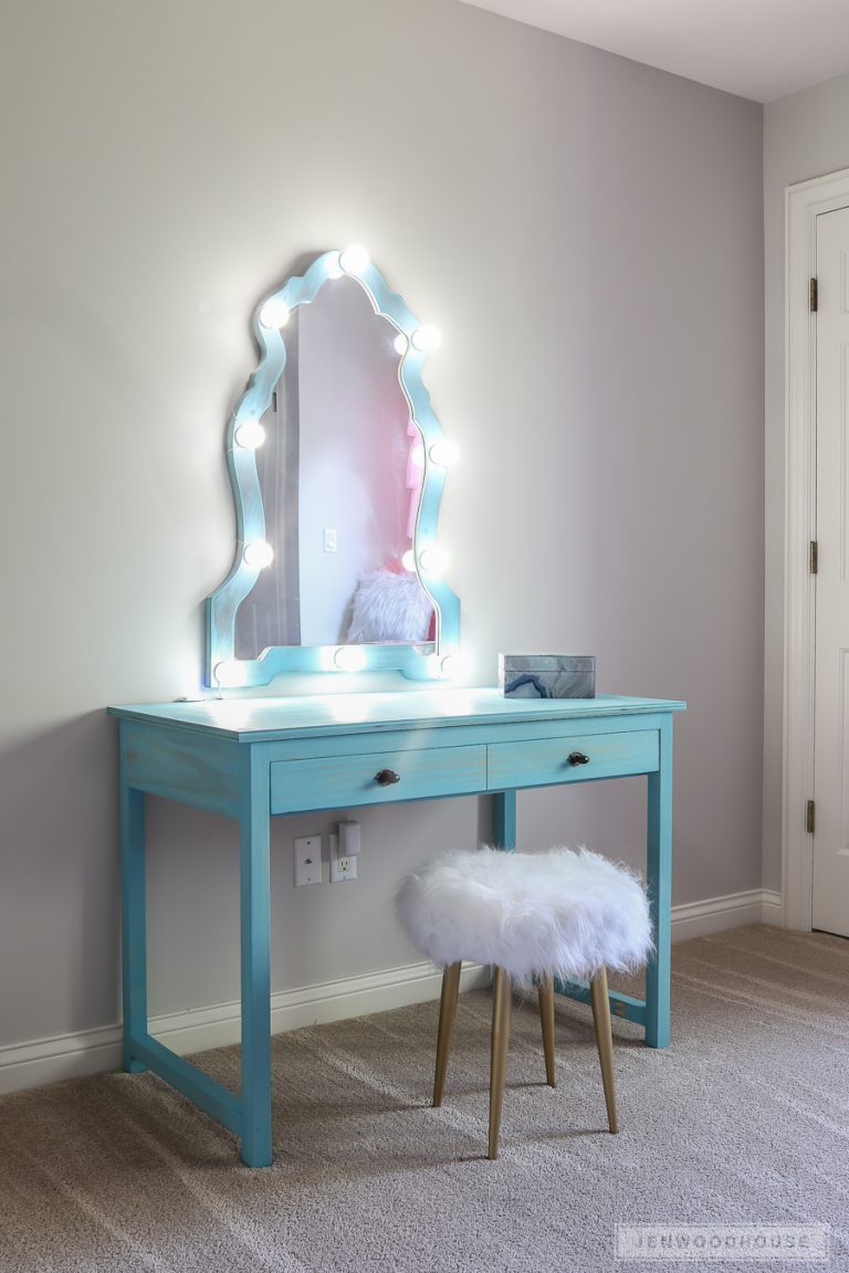 15 Charming DIY Makeup Vanity Designs