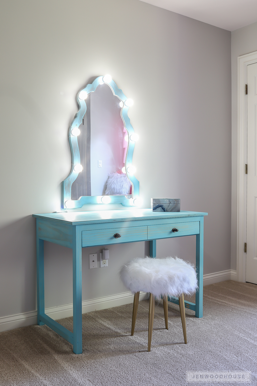 DIY Make up Vanity with Lights jenwoodhouse.