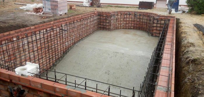 How to build a concrete swimming pool 700x334 1