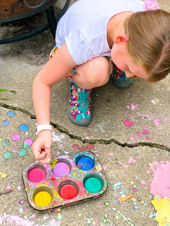 diy chalk sidewalk chalk paint recipe onmykidsplate