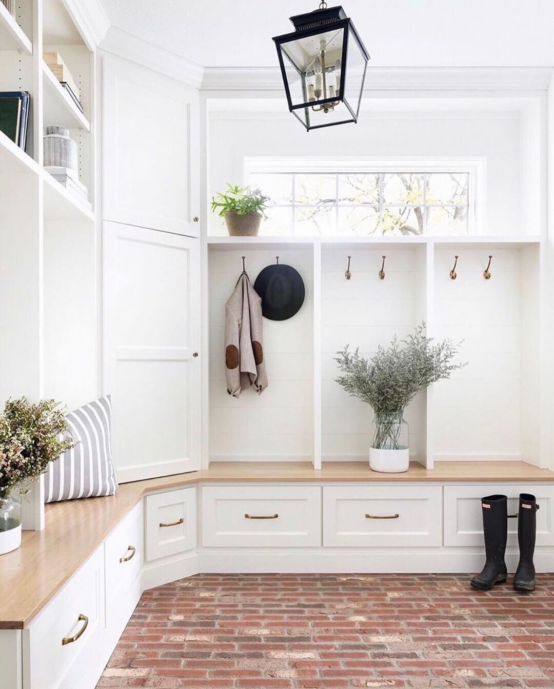 mudroom ideas L shaped mudroom with corner storage B7lea4SngFS