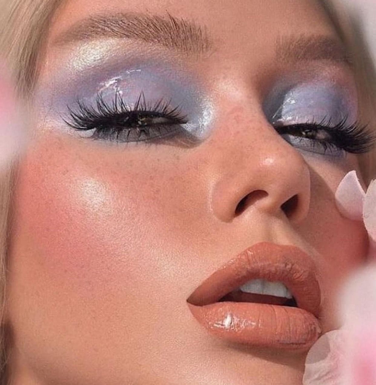 18 Glossy Makeup Ideas For The Glow Addicts 3647