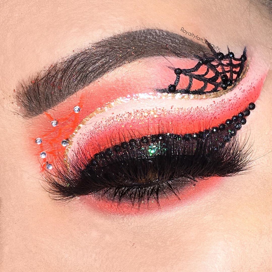 16 Super Cool Makeup Looks Using Glitter Eyeliners