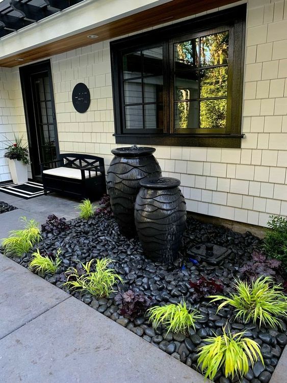 Black Lava Rock Fondation Garden With Black Vase Fountains