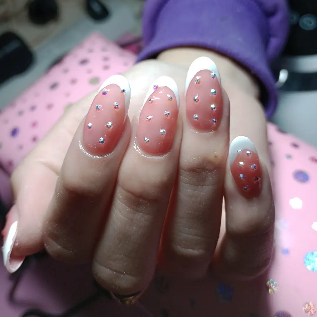 Oval Gel Mani With Rhinestones