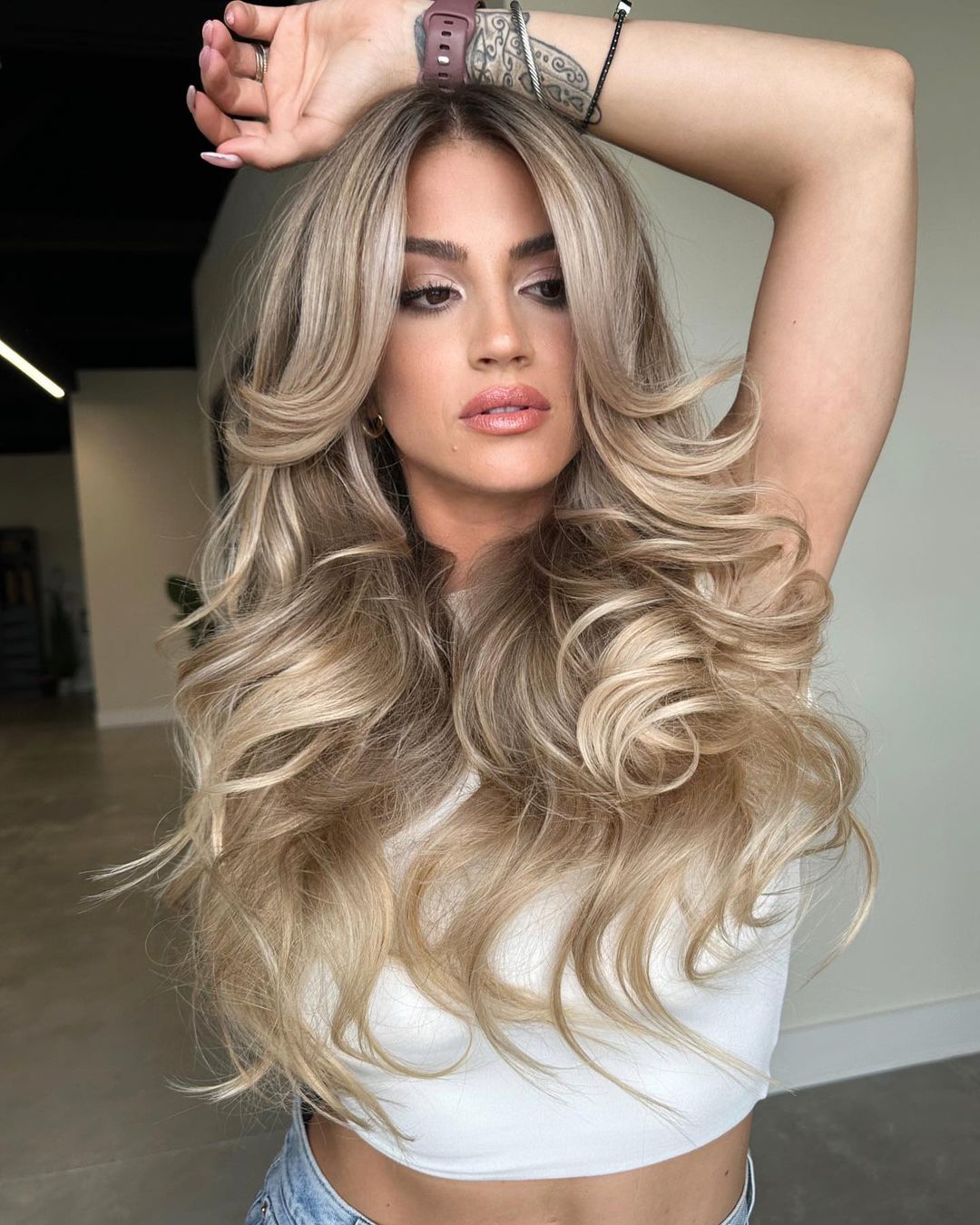 Volumenous Sandy Blonde Butterfly Cut