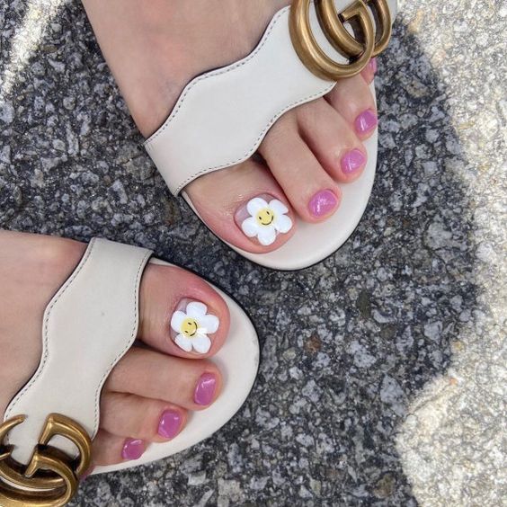 Pink Toes With Smiling Face Daisy Big Toe