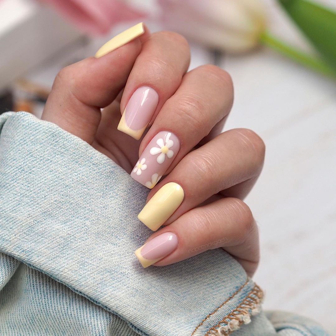 Soft Yellow Pastel Nails With Daisies