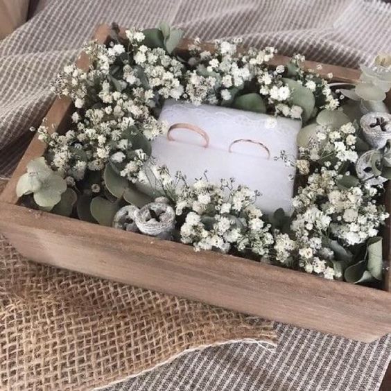 Wood Box And Flowers Ring Beared Holder