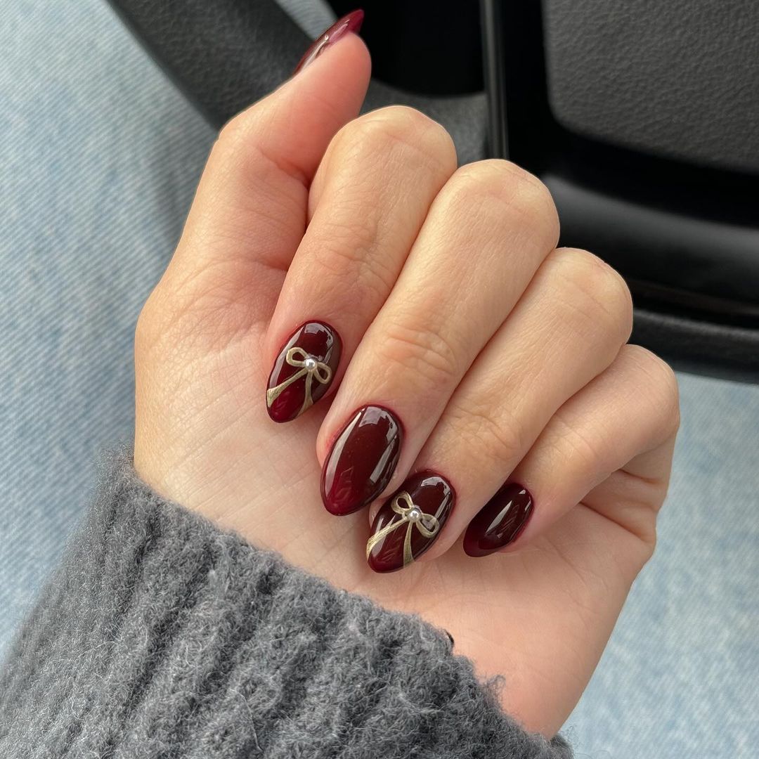 Burgundy Gliter Short Oval Nails With Gold Bows